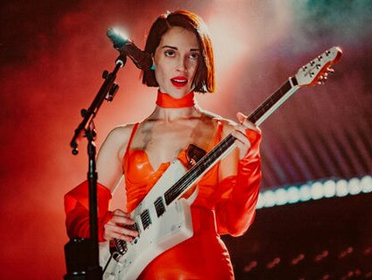 St. Vincent – Annie Clark and the Art of Modern Guitar Innovation