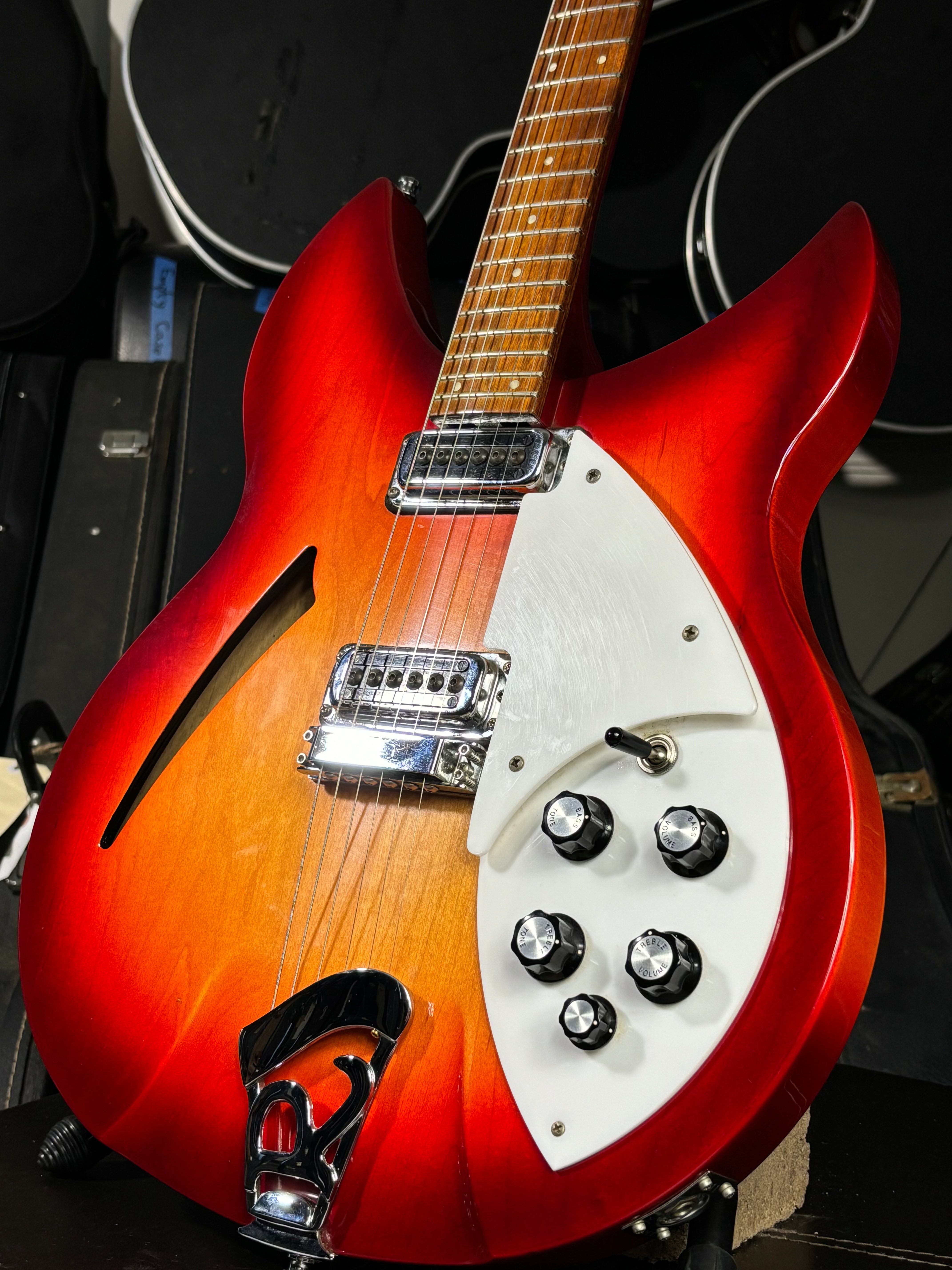 Rickenbacker 330 – Fireglo – 2011 GiGi