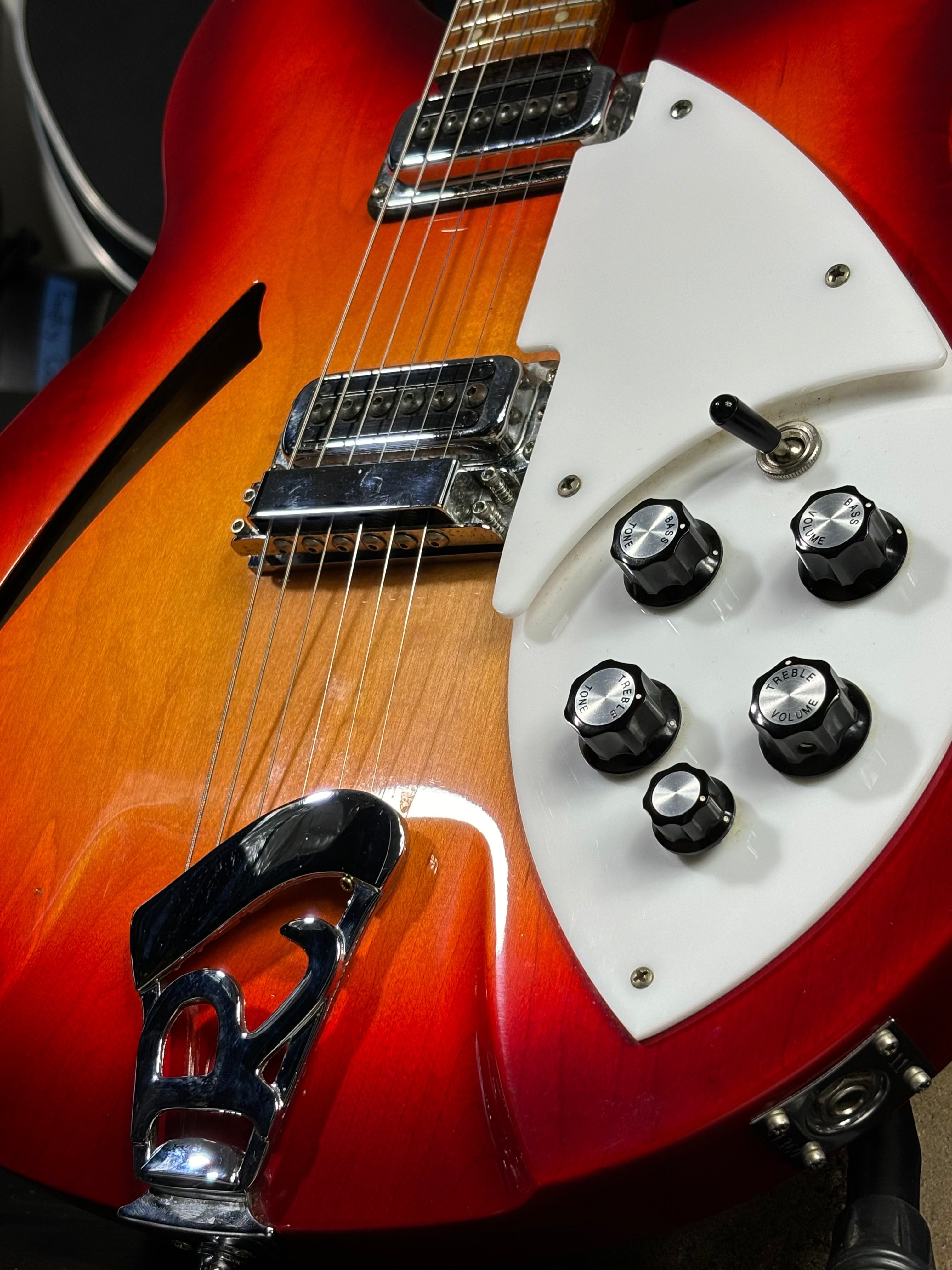 Rickenbacker 330 – Fireglo – 2011 GiGi