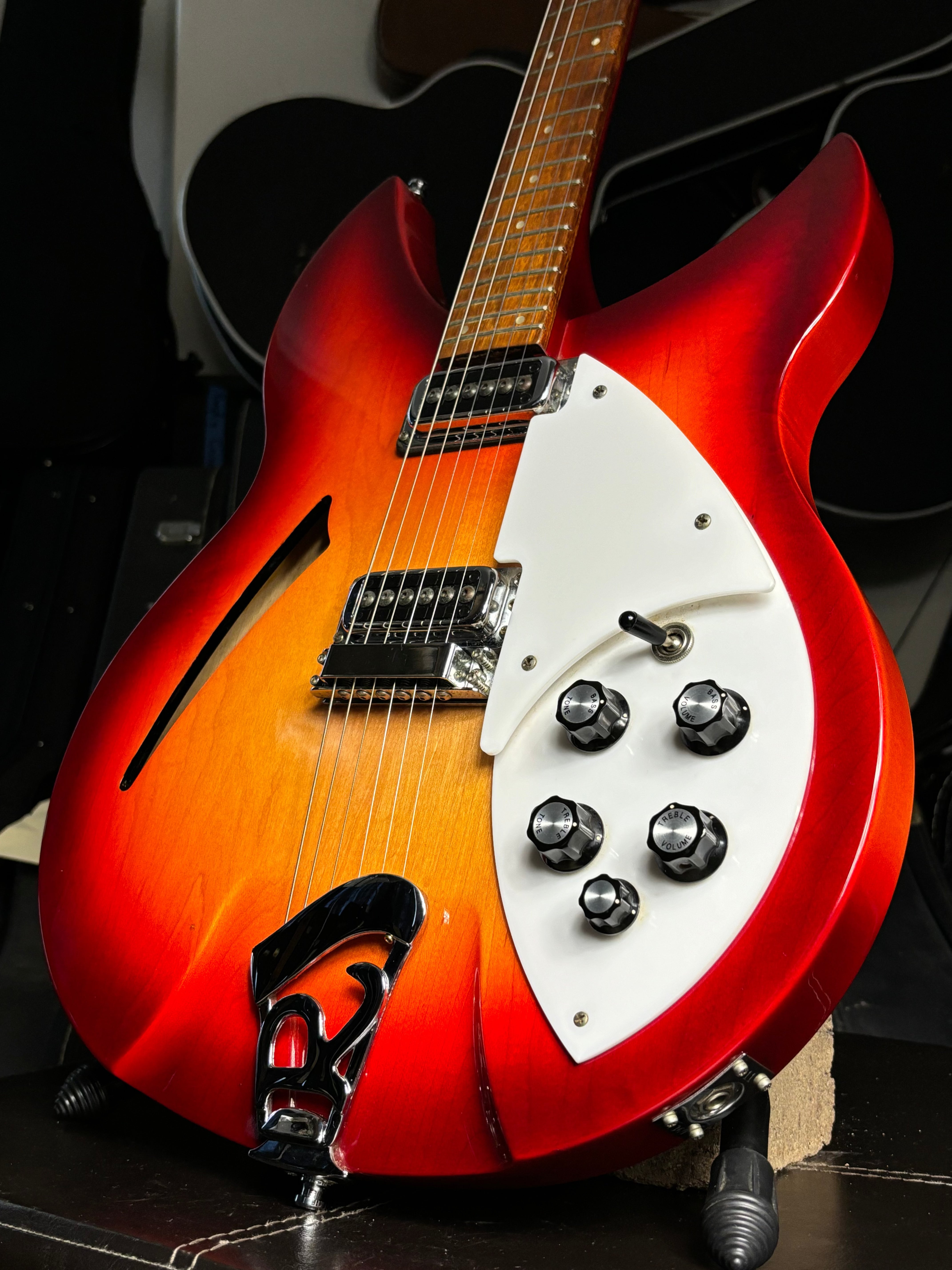 Rickenbacker 330 – Fireglo – 2011 GiGi