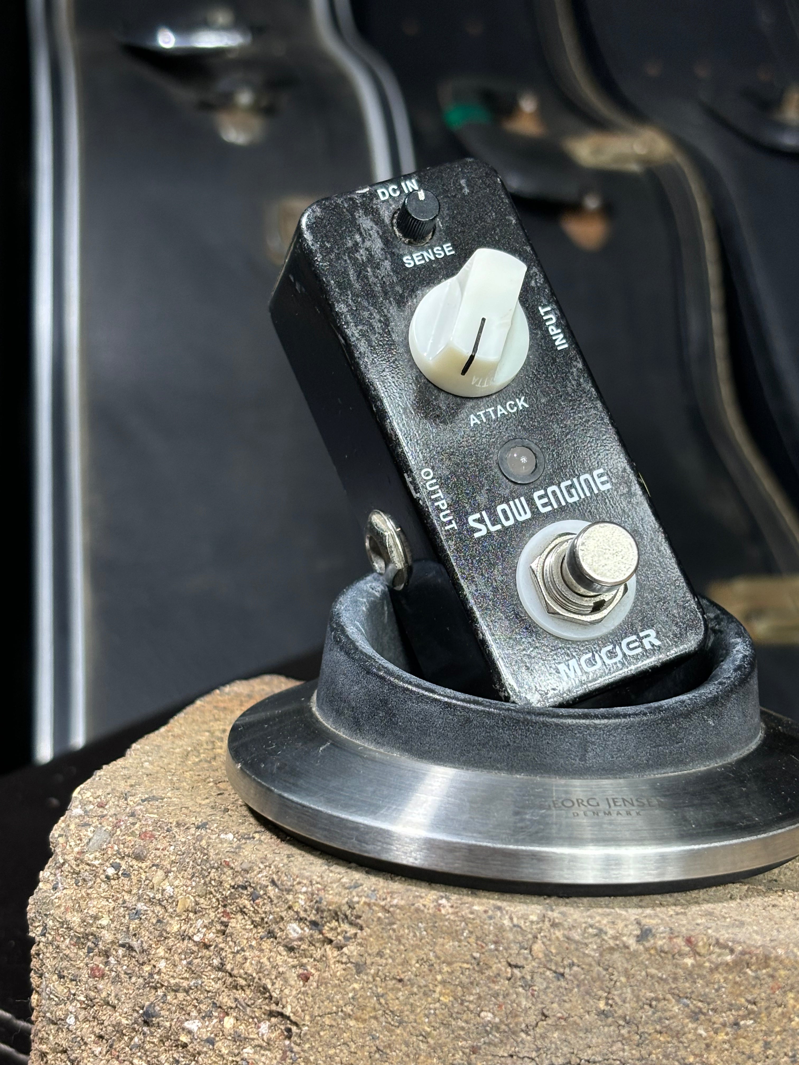 Mooer Slow Engine MUA – Analog Tremolo / Volume Modulation Pedal