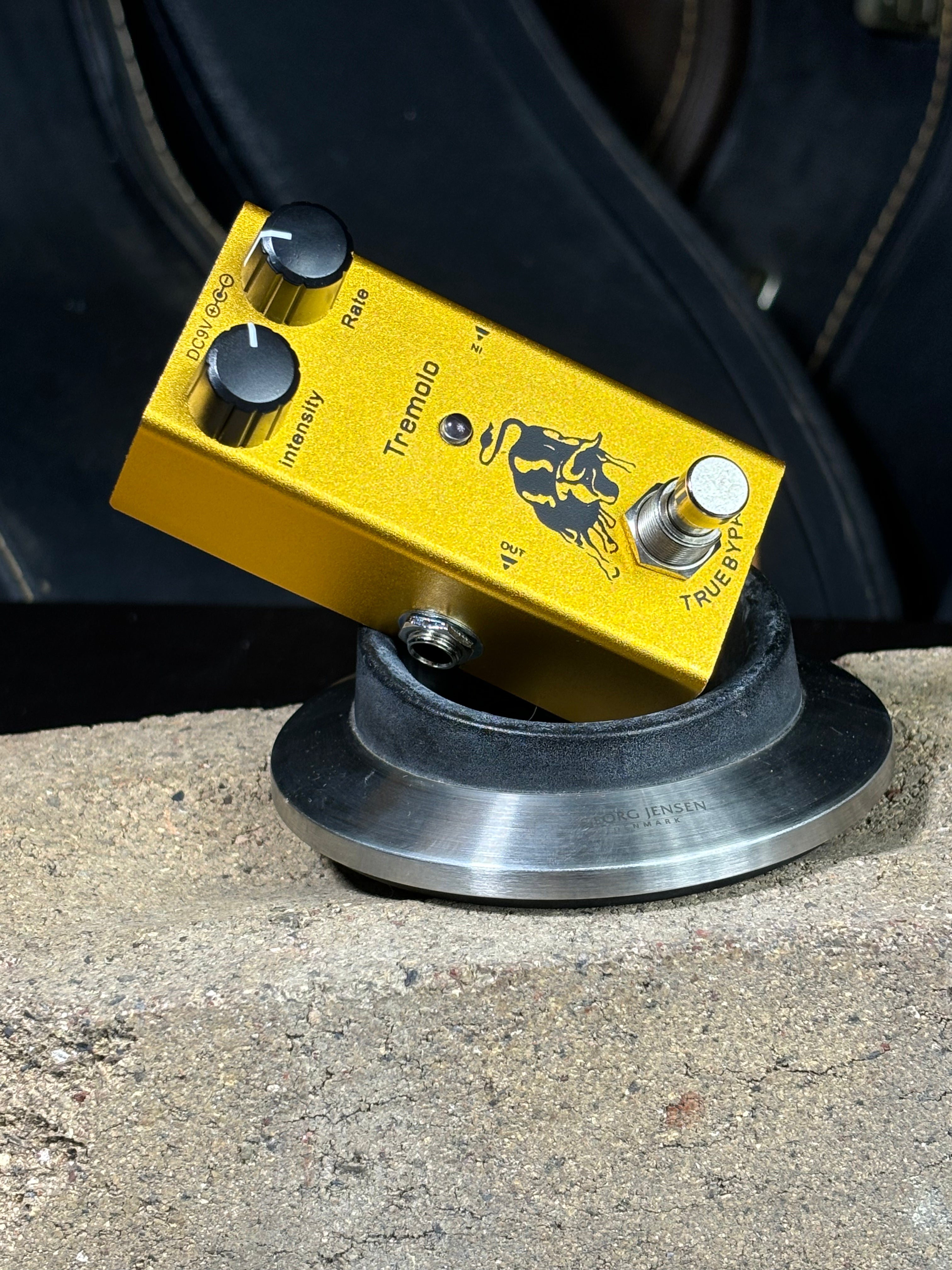 Tremolo Mini – Guitar Effect Pedal (Gold)