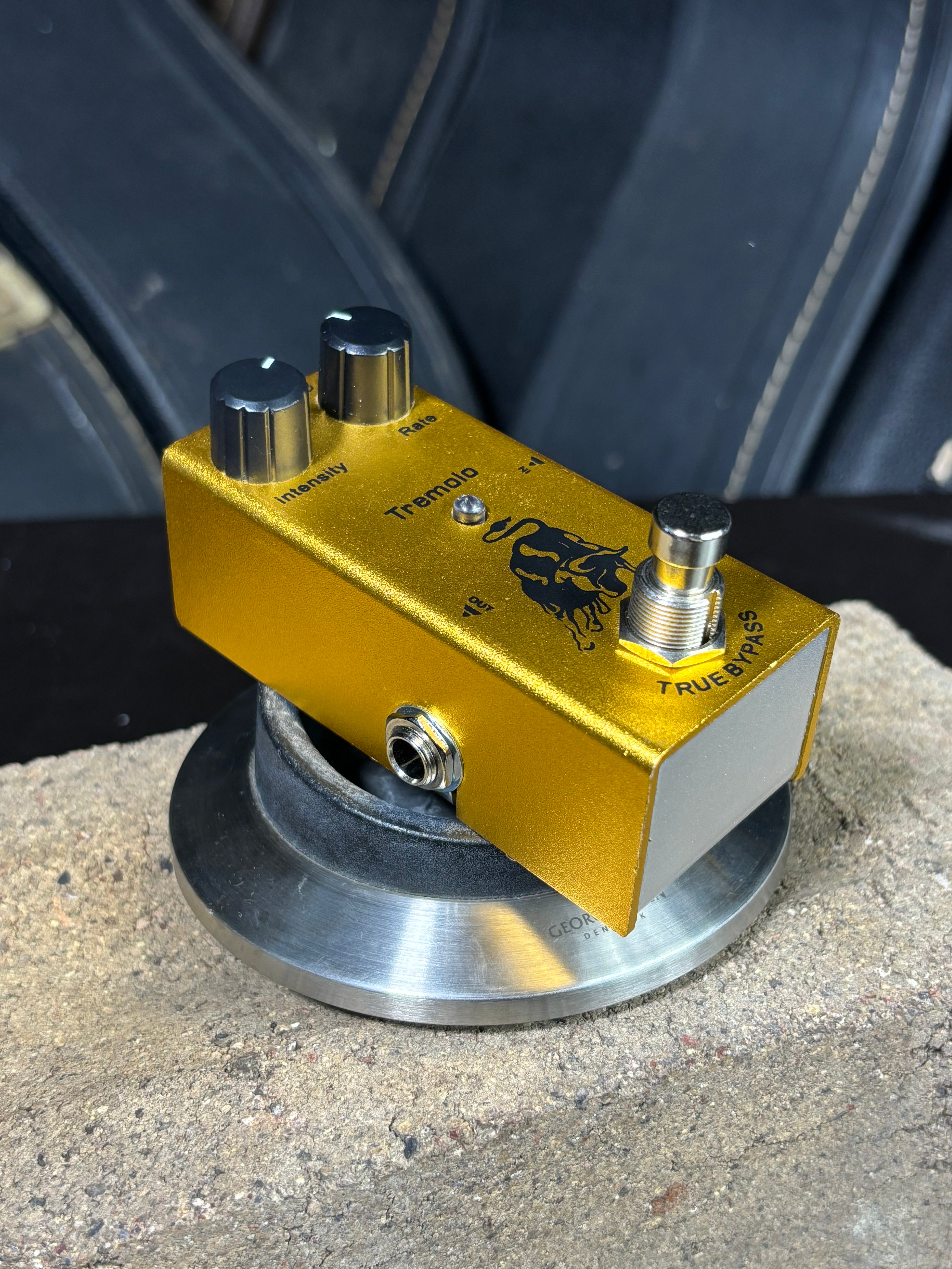 Tremolo Mini – Guitar Effect Pedal (Gold)