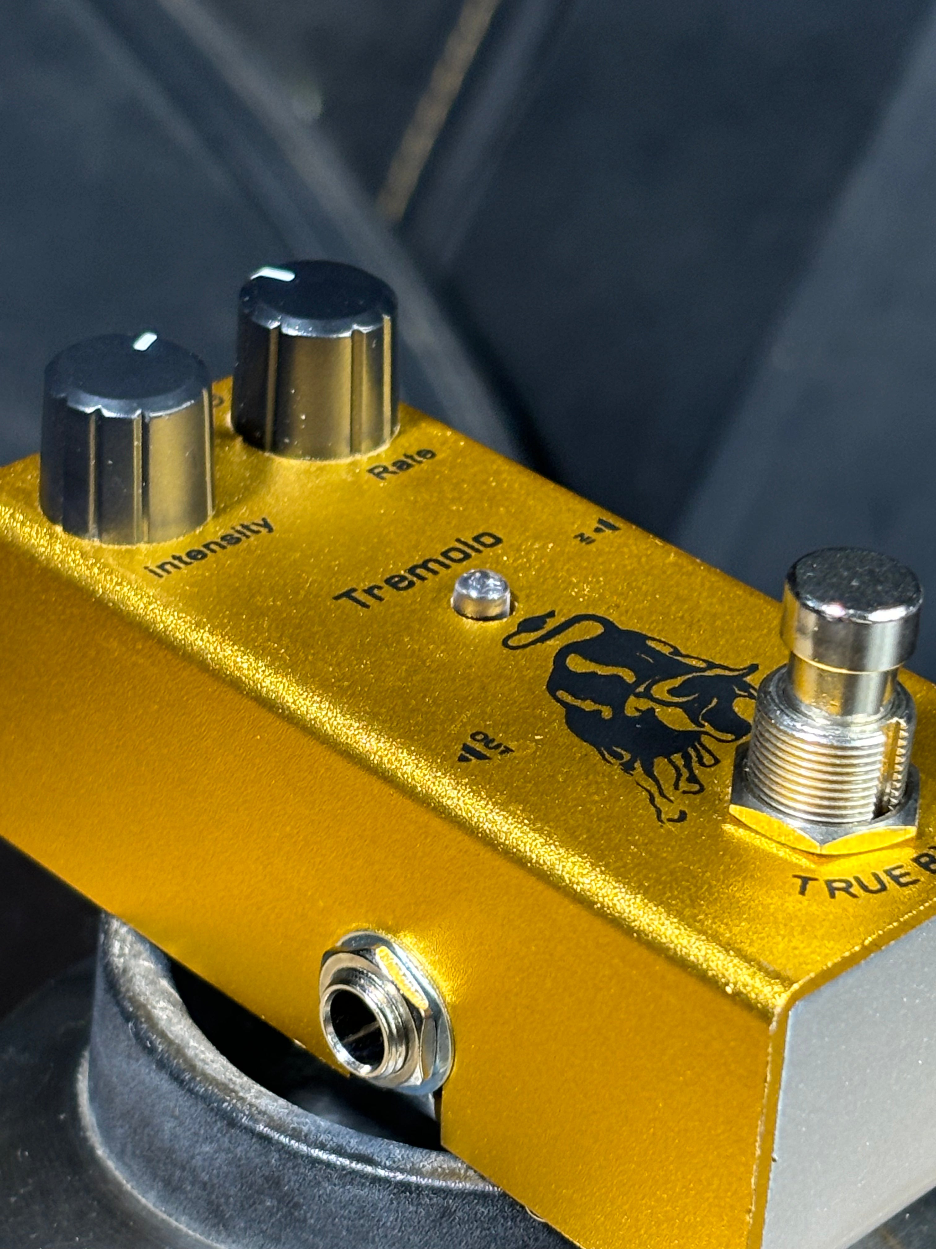 Tremolo Mini – Guitar Effect Pedal (Gold)